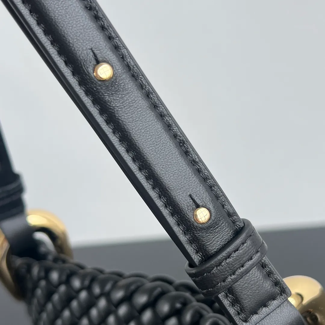 Batch 3000 #Bv 2023 early spring new product Clicker 730968 returns to the most classic small weave. The entire bag is made of lamb woven leather, which perfectly highlights the exquisite craftsmanship of our bottega. The metal at the fixed shoulder strap is made of Muse brass and is inspired by pipe clips. It highlights the sense of high-end temperament, intellectual elegance 💓The interior capacity is large enough for daily needs, and will be young and fashionable. The modern style runs through it, and the one strongly recommended by Internet celebrity bloggers will capture your heart! 💕 Size: 27x19x11.5